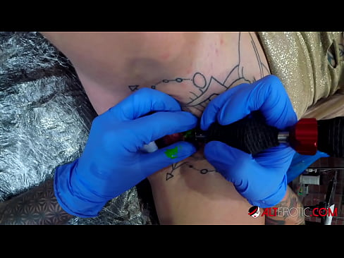 ❤️ Ekstreme tatuita varmulo Sully Savage ricevis tatuon sur sia klitoro ❤ Bonega porno ĉe ni % eo.mrvideospornogratis.ru% ❌❤